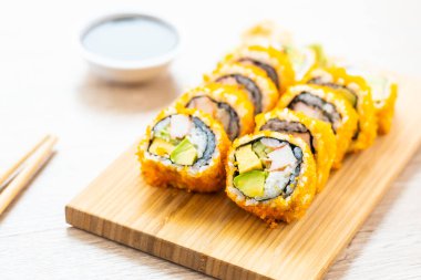 California maki sushi sos ve yemek çubukları - Japon yemekleri tarzı ahşap plaka üzerinde rulo