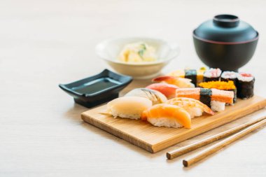 Somon balığı deniz hayvanı kabuğu karides ve diğer et suşi maki sos ve çorba - Japon yemekleri tarzı ahşap tepsi