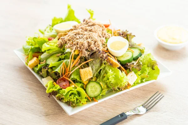 Carne Atum Ovos Com Salada Legumes Frescos Molho Conceito Comida — Fotografia de Stock