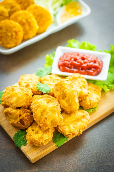 Carne Frango Frita Chamada Pepita Com Molho Tomate Ketchup Placa — Fotografia de Stock