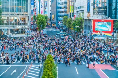 Tokyo, Japonya 29 Temmuz 2018: Shibuya kavşak veya kapısı popüler ve Simgesel Yapı yeme alışveriş için Tokyo'da yerleştirin ve yaya bir sürü burada var