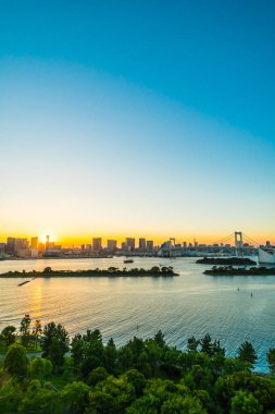 Alacakaranlık günbatımı zaman Japonya'nın tokyo şehir Gökkuşağı Köprüsü ile Cityscape bina güzel mimari