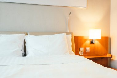Beyaz yastık yatak otel yatak odası iç dekorasyon