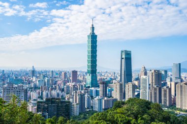 Taipei 101 binasının ve mimarisinin güzel manzarası ve manzarası Tayvan 'da mavimsi ve beyaz bulutlarla gökyüzüne yükseliyor.