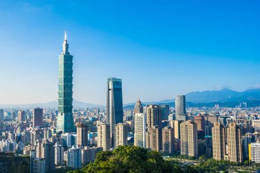 Taipei 101 binasının ve mimarisinin güzel manzarası ve manzarası Tayvan 'da mavimsi ve beyaz bulutlarla gökyüzüne yükseliyor.