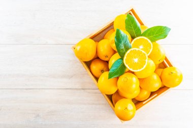 Ahşap masa - sağlıklı gıda kavramı üzerinde taze portakal meyve