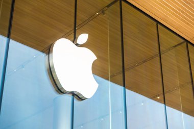 Bangkok, Tayland 28 Aralık 2018: Apple logosu simgesi siam mağaza, pencere camına