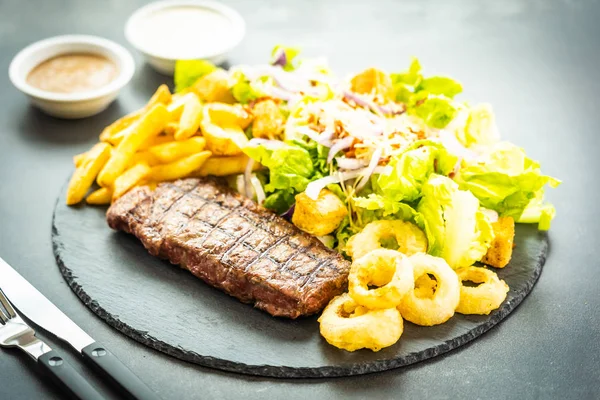 Grilované Hovězí Maso Steak Hranolky Cibule Kroužek Omáčkou Čerstvou Zeleninou — Stock fotografie