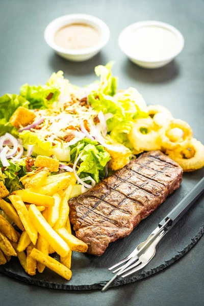 Bife Carne Vaca Grelhada Com Batatas Fritas Anel Cebola Com — Fotografia de Stock