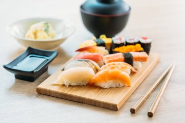 Somon balığı deniz hayvanı kabuğu karides ve diğer et suşi maki sos ve çorba - Japon yemekleri tarzı ahşap tepsi