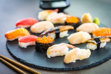 Nigiri suşi somon balıklı karides karides yılan balığı deniz hayvanı kabuğu ve diğer sashimi ile siyah kayrak - Japansese gıda stilini ayarla