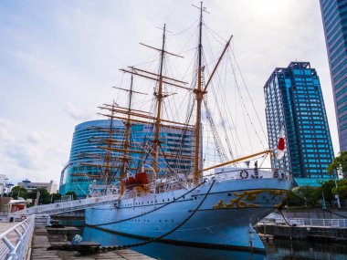 Yokohama Japonya - 25 Temmuz 2018: Güzel Nippon-maru A Yelkenli tekne Japonya Yokohama şehirde mavi gökyüzü ile