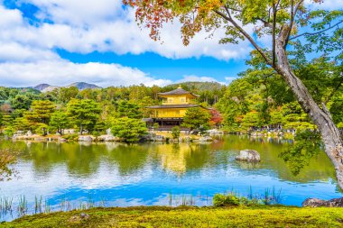 Güzel Kinkakuji Tapınağı Kyoto Japonya'nın Altın Köşk Simgesel Yapı ile