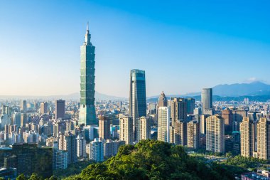 Taipei 101 binasının ve mimarisinin güzel manzarası ve manzarası Tayvan 'da mavimsi ve beyaz bulutlarla gökyüzüne yükseliyor.