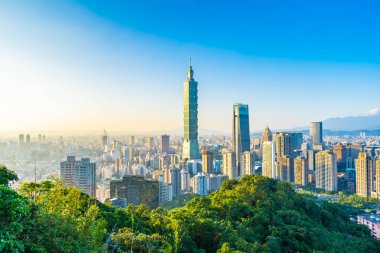Taipei 101 binasının ve mimarisinin güzel manzarası ve manzarası Tayvan 'da mavimsi ve beyaz bulutlarla gökyüzüne yükseliyor.