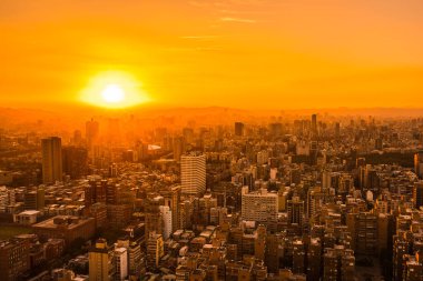 Taipei şehrinin güzel mimarisi Tayvan 'da gün batımında gökyüzüne yükseliyor.