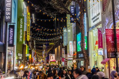 Seoul, Güney Kore 10 Aralık 2018: Myeong dong piyasasıdır popüler bir yer ve yiyecek bir şeyler bulmak alışveriş ve turistik bölgesi