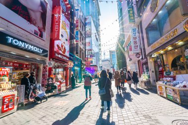 Seoul, Güney Kore 10 Aralık 2018: Myeong dong piyasasıdır popüler bir yer ve yiyecek bir şeyler bulmak alışveriş ve turistik bölgesi