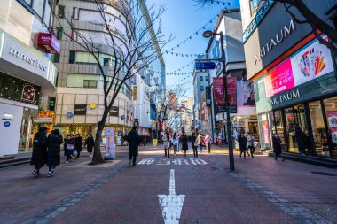 Seoul, Güney Kore 10 Aralık 2018: Myeong dong piyasasıdır popüler bir yer ve yiyecek bir şeyler bulmak alışveriş ve turistik bölgesi