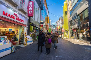 Seoul, Güney Kore 10 Aralık 2018: Myeong dong piyasasıdır popüler bir yer ve yiyecek bir şeyler bulmak alışveriş ve turistik bölgesi