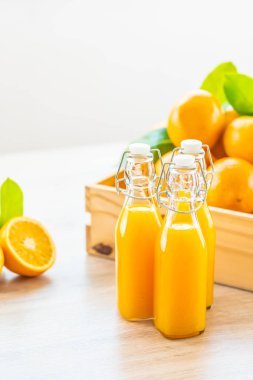 Şişe cam ahşap masa - sağlıklı gıda kavramı üzerinde içki için taze portakal suyu