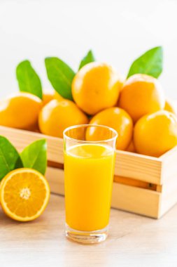 Cam ahşap masa - sağlıklı gıda kavramı üzerinde içki için taze portakal suyu