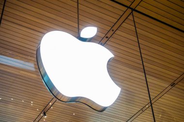 Bangkok, Tayland 28 Aralık 2018: Apple logosu simgesi siam mağaza, pencere camına