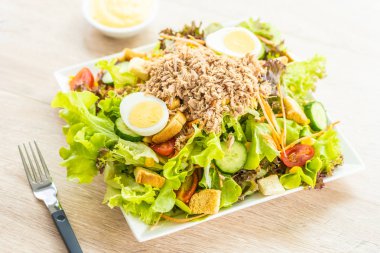 Ton balığı et ve yumurta taze sebze salatası ve sos - sağlıklı gıda kavramı