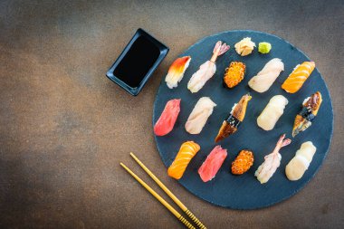 Nigiri suşi somon balıklı karides karides yılan balığı deniz hayvanı kabuğu ve diğer sashimi ile siyah kayrak - Japansese gıda stilini ayarla