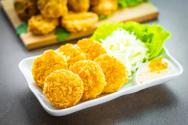 Diepe Gebakken Krokante Garnalen Garnaal Cake Met Groenten Zoete Saus — Stockfoto