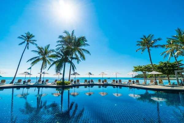 Красивий Тропічний Пляж Море Парасолькою Стільцем Навколо Басейну Готельному Курорті — стокове фото