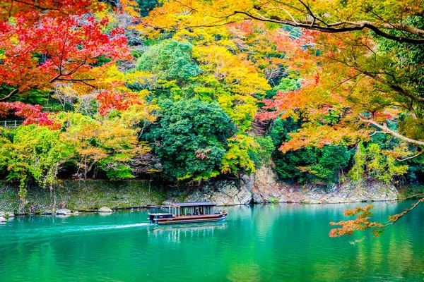 Όμορφο Ποταμό Arashiyama Φύλλα Δέντρο Σφενδάμνου Και Βάρκα Γύρω Από — Φωτογραφία Αρχείου