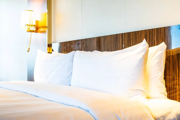 Schöne Komfortable Weiße Kissen Auf Dem Bett Mit Licht Lampe — Stockfoto