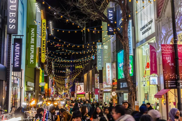 Seoul, Güney Kore 10 Aralık 2018: Myeong dong piyasasıdır popüler bir yer ve yiyecek bir şeyler bulmak alışveriş ve turistik bölgesi