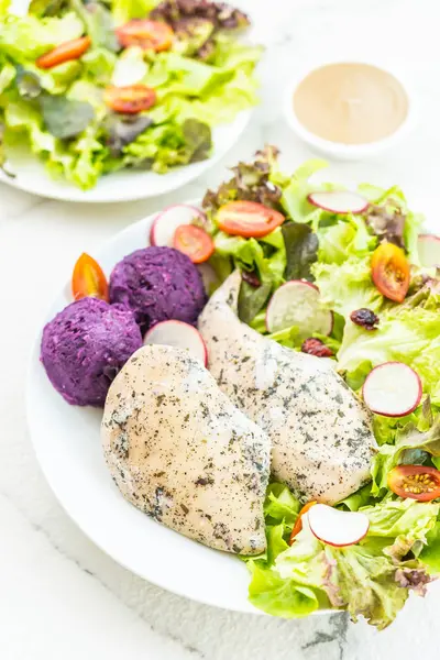 Steak Poitrine Poulet Grillé Avec Légumes Frais Dans Une Assiette — Photo