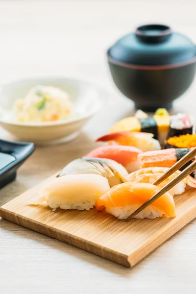 Camarão Casca Atum Salmão Outro Maki Sushi Carne Bandeja Madeira — Fotografia de Stock