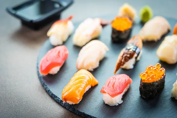 Nigiri Sushi Engastado Con Atún Salmón Pescado Camarones Langostinos Cáscara —  Fotos de Stock