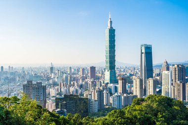 Taipei 101 binasının ve mimarisinin güzel manzarası ve manzarası Tayvan 'da mavimsi ve beyaz bulutlarla gökyüzüne yükseliyor.