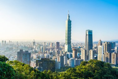Taipei 101 binasının ve mimarisinin güzel manzarası ve manzarası Tayvan 'da mavimsi ve beyaz bulutlarla gökyüzüne yükseliyor.