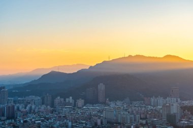Taipei şehrinin güzel mimarisi Tayvan 'da gün batımında gökyüzüne yükseliyor.