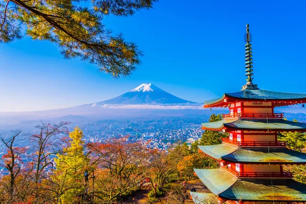 在日本山梨县的红叶树周围的红塔 美丽的山富吉风景 — 图库照片