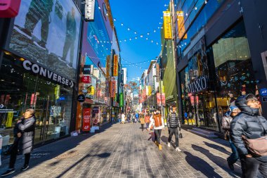 Seoul, Güney Kore 10 Aralık 2018: Myeong dong piyasasıdır popüler bir yer ve yiyecek bir şeyler bulmak alışveriş ve turistik bölgesi