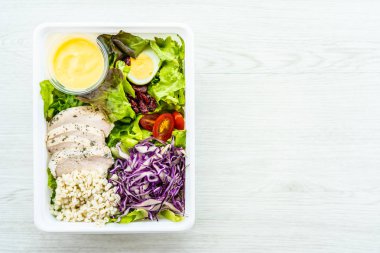 Izgara tavuk eti göğüs ile taze sebze salatası - sağlıklı gıda tarzı