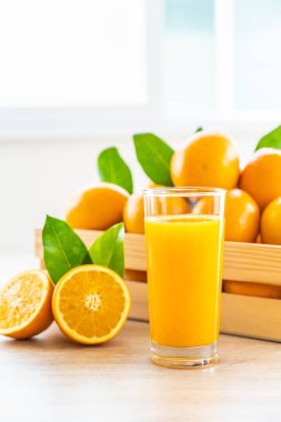 Cam ahşap masa - sağlıklı gıda kavramı üzerinde içki için taze portakal suyu