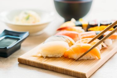 Somon balığı deniz hayvanı kabuğu karides ve diğer et suşi maki sos ve çorba - Japon yemekleri tarzı ahşap tepsi