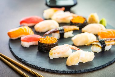 Nigiri suşi somon balıklı karides karides yılan balığı deniz hayvanı kabuğu ve diğer sashimi ile siyah kayrak - Japansese gıda stilini ayarla