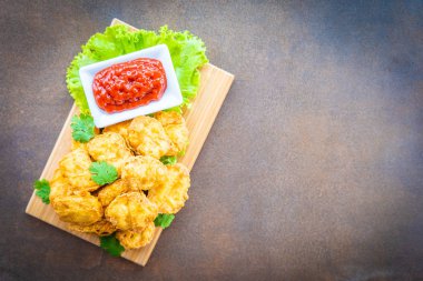 Derin kızarmış tavuk eti çağrı nugget ahşap plaka - fast food ve önemsiz üzerinde domates veya ketçap sos ile