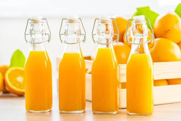 Zumo Naranja Fresco Para Beber Vaso Botella Sobre Mesa Madera — Foto de Stock