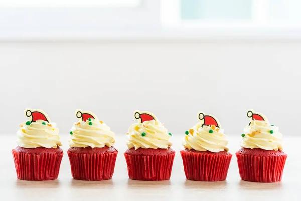 Dulce Postre Con Cupcake Terciopelo Rojo Sombrero Navidad Chocolate Parte — Foto de Stock