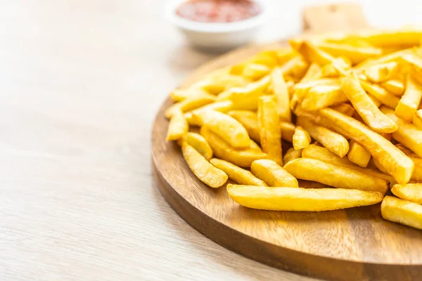 Pommes Frites Auf Holzteller Mit Tomaten Oder Ketchup Sauce Junk — Stockfoto